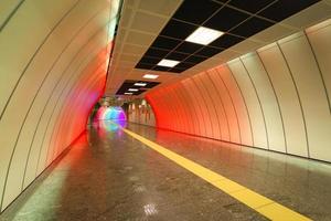mehrfarbiger U-Bahn-Korridor foto