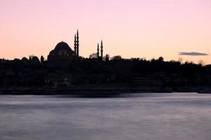 süleymaniye-moschee und goldenes horn während des sonnenuntergangs in istanbul, türkei foto