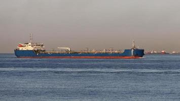 Frachtschiff im Meer foto