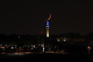 Monduntergang über Beyazit-Turm, Istanbul, Türkei foto