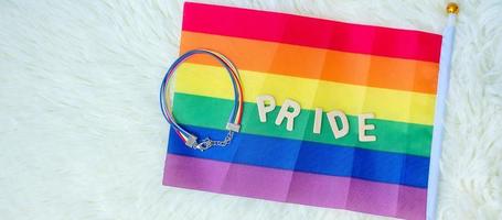 lgbtq, regenbogenfahne und armband auf weißem hintergrund. Unterstützen Sie das Konzept der Lesben-, Schwulen-, Bisexuellen-, Transgender- und Queer-Community und des Pride-Monats foto