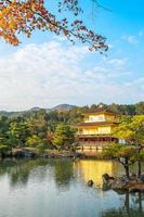 Schön vom Kinkakuji-Tempel oder dem goldenen Pavillon in der Herbstlaubsaison, Wahrzeichen und berühmt für Touristenattraktionen in Kyoto, Kansai, Japan foto