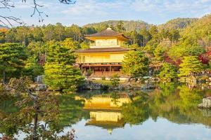 Schön vom Kinkakuji-Tempel oder dem goldenen Pavillon in der Herbstlaubsaison, Wahrzeichen und berühmt für Touristenattraktionen in Kyoto, Kansai, Japan foto