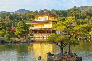 Schön vom Kinkakuji-Tempel oder dem goldenen Pavillon in der Herbstlaubsaison, Wahrzeichen und berühmt für Touristenattraktionen in Kyoto, Kansai, Japan foto