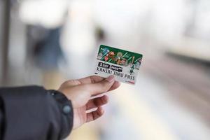 Hand, die Kansai-Thru-Pass-Karte im Bahnhof hält. Osaka, Japan, 30. November 2019 foto