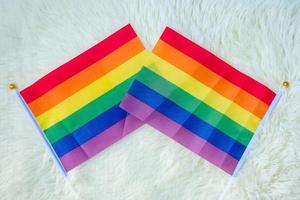 lgbtq-regenbogenfahne auf weißem hintergrund. Unterstützen Sie das Konzept der Lesben-, Schwulen-, Bisexuellen-, Transgender- und Queer-Community und des Pride-Monats foto