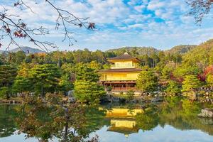 Schön vom Kinkakuji-Tempel oder dem goldenen Pavillon in der Herbstlaubsaison, Wahrzeichen und berühmt für Touristenattraktionen in Kyoto, Kansai, Japan foto