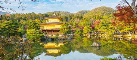 Schön vom Kinkakuji-Tempel oder dem goldenen Pavillon in der Herbstlaubsaison, Wahrzeichen und berühmt für Touristenattraktionen in Kyoto, Kansai, Japan foto