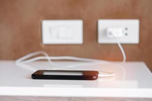 Ladebatterie für mobile Smartphones auf dem Tisch zu Hause oder im Büro. Technologie, multiple Sharing- und Recharge-Konzepte foto