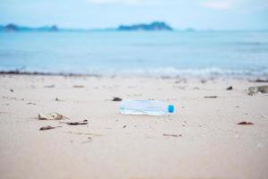 Plastikflaschenmüll am Strand. Ökologie, Umwelt, Umweltverschmutzung und ökologisches Problemkonzept foto