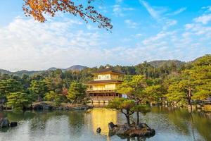 Schön vom Kinkakuji-Tempel oder dem goldenen Pavillon in der Herbstlaubsaison, Wahrzeichen und berühmt für Touristenattraktionen in Kyoto, Kansai, Japan foto