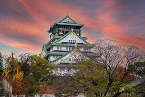 osaka castle in der herbstlaubsaison, ist ein berühmtes japanisches schloss, wahrzeichen und beliebt für touristenattraktionen in osaka, kansai, japan foto