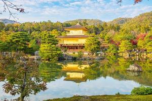 Schön vom Kinkakuji-Tempel oder dem goldenen Pavillon in der Herbstlaubsaison, Wahrzeichen und berühmt für Touristenattraktionen in Kyoto, Kansai, Japan foto