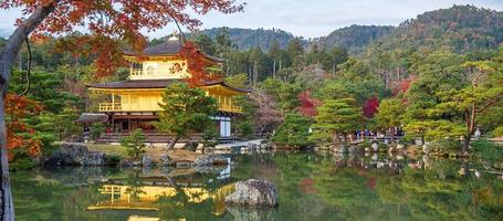 Schön vom Kinkakuji-Tempel oder dem goldenen Pavillon in der Herbstlaubsaison, Wahrzeichen und berühmt für Touristenattraktionen in Kyoto, Kansai, Japan foto