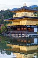 Schön vom Kinkakuji-Tempel oder dem goldenen Pavillon in der Herbstlaubsaison, Wahrzeichen und berühmt für Touristenattraktionen in Kyoto, Kansai, Japan foto
