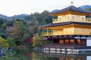 Schön vom Kinkakuji-Tempel oder dem goldenen Pavillon in der Herbstlaubsaison, Wahrzeichen und berühmt für Touristenattraktionen in Kyoto, Kansai, Japan foto