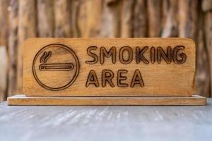 Rauchverbot Holzschild auf einem Zementtisch platziert foto