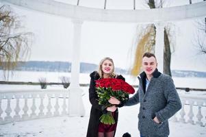 Heiratsantrag mit 101 Rose am Wintertag. liebendes Paar. foto