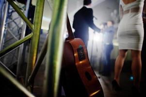 gitarrenhintergrundmusikerband auf der bühne mit lichtern. foto