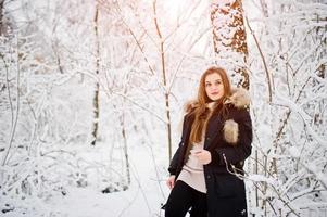 schönes brünettes Mädchen in warmer Winterkleidung. Modell auf Winterjacke. foto