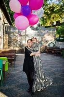 Zwei Mädchen tragen beim Junggesellinnenabschied Schwarz mit Luftballons. foto