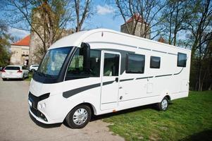 wohnmobil wohnmobil am parkplatz gegen burg. foto