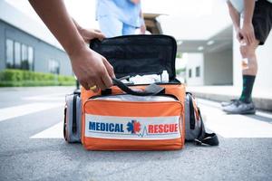 Erste-Hilfe-Tasche, für das medizinische Team, das bei Unfällen im Krankenwagen Erste Hilfe leistet foto