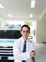 Ambulanzarzt, der für die Erste Hilfe für Patienten in Notfällen in verschiedenen Stadtteilen zuständig ist. foto