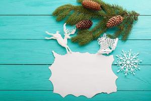 Rahmen aus Tannenzapfen auf einem Weihnachtsbaum auf blauem Hintergrund aus Holz. Ansicht von oben foto