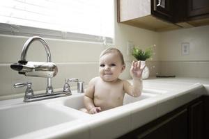 Baby im Waschbecken