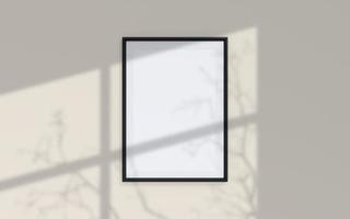 Sauberes und minimalistisches Vorderansicht-Portrait schwarzes Foto- oder Posterrahmen-Modell, das mit Schattenüberlagerung an der Wand hängt. 3D-Rendering. foto