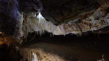 die höhlen von borgio verezzi mit ihren stalaktiten und stalagmiten und ihrer jahrtausendealten geschichte im herzen des westlichen liguriens in der provinz savona foto