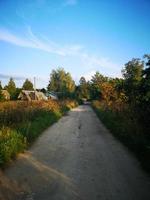 direkte Straße im Dorf foto