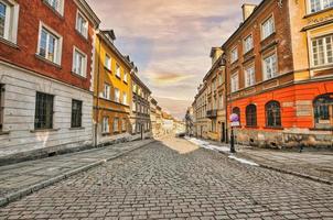 Straße mit Stein in Warschau, Polen foto