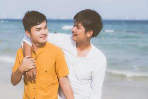 homosexuelles porträt junges asiatisches paar, das im sommer zusammen am strand steht, asien homosexueller tourismus für die freizeit und entspannen sie sich mit romantisch und glück im urlaub auf meer, lgbt-konzept. foto