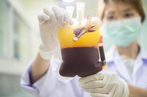 Sack Blut in der Hand asiatischen Arzt foto