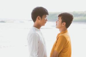 homosexuelles porträt junges asiatisches paar, das im sommer zusammen am strand steht, asien homosexuelle halten sich an den händen, gehen zur freizeit aufs meer und entspannen sich mit romantischen und glücklichen ferien auf meer, lgbt mit rechtlichem konzept. foto