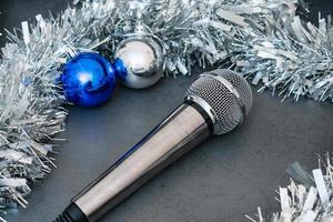 silbernes musikmikrofon und weihnachtsdekorationen während der neujahrsfeier foto