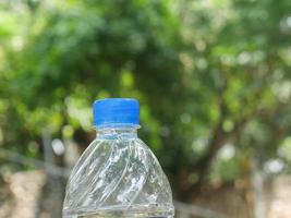 Wasserflasche mit Bokeh-Hintergrund Wasser ist Leben foto