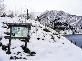 framfjorden westland norwegen 2015 hölzernes touristeninformationsschild im winter, norwegen, vik kommune. foto