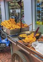 china town thailändisches essen gebratenes brotstangen chinesischer donut bangkok thailand. foto