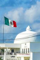 puerto aventuras quintana roo mexiko 2022 mexikanische grün-weiß-rote flagge am gebäude puerto aventuras mexiko. foto