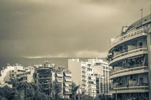 dunkle schwarze sturmwolken über griechischem stadtpanorama athen griechenland. foto