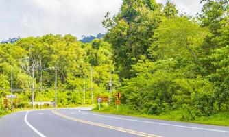 leben in thalang phuket thailand leere straße straße und landschaft. foto