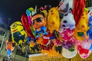 phra nakhon bangkok thailand 2018 luftballons, die auf der khaosan kaosan road night party bangkok thailand verkauft werden. foto