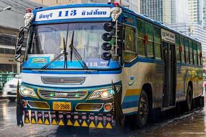 huai khwang bangkok thailand 2018 typischer bunter blau dekorierter bus bei starkem regen bangkok thailand. foto