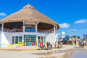 chiquila quintana roo mexiko 2021 panorama landschaft boote hafen hafen fähren puerto de chiquila mexiko. foto