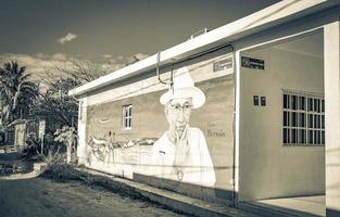 holbox quintana roo mexiko 2021 buntes holbox inseldorf mit geschäften schlamm und menschen mexiko. foto