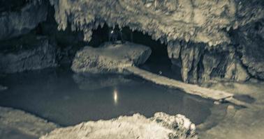 erstaunliches blaues türkisfarbenes wasser und kalksteinhöhlensenkloch cenote mexiko. foto