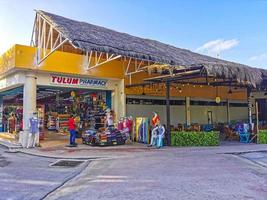 tulum quintana roo mexiko 2022 typische bunte straße straßenverkehr autos palmen von tulum mexiko. foto